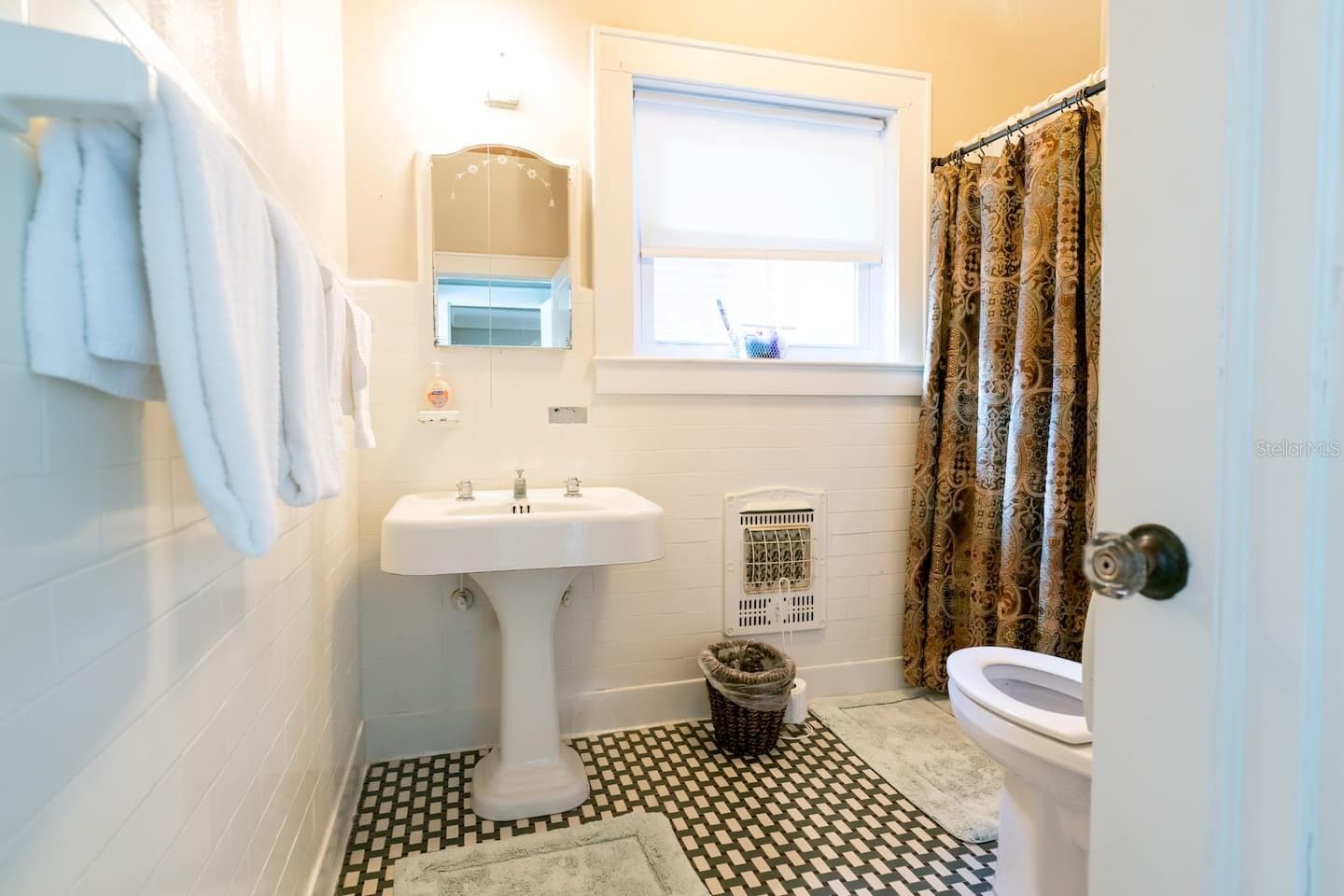 1200 W Lake Otis Dr SE photo 3