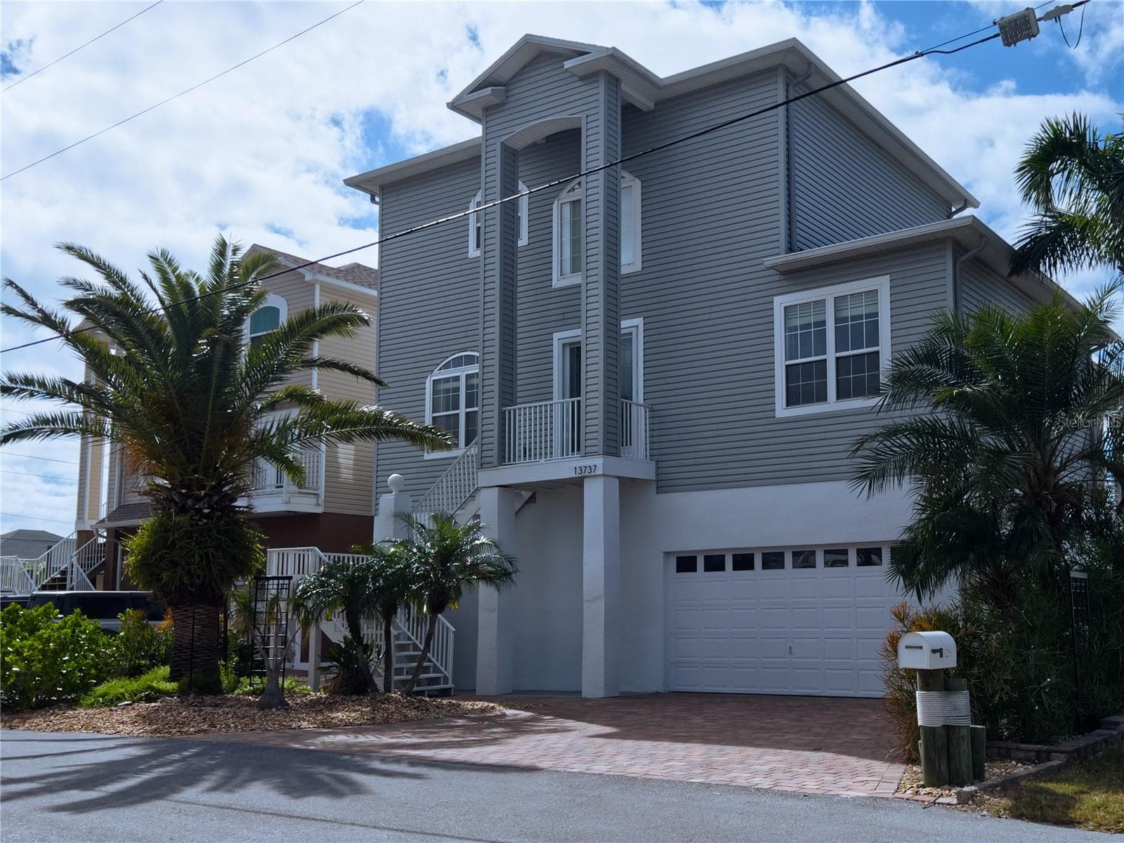 13737 Victor Ave photo 4