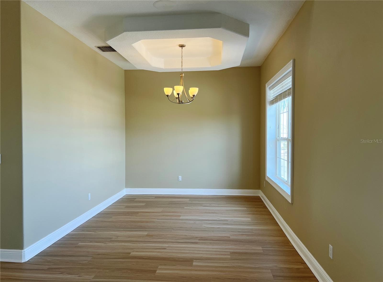 13737 Victor Ave photo 5