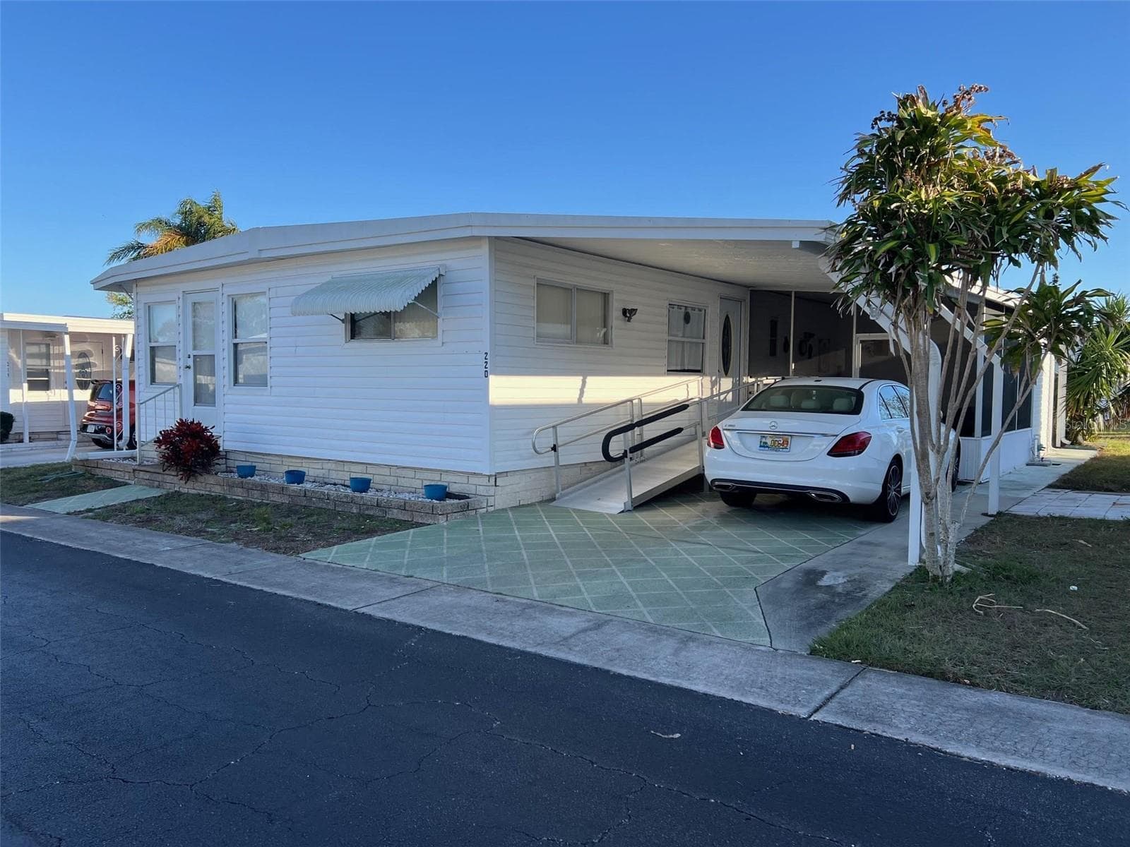 220 Royal Palm Cir photo 3