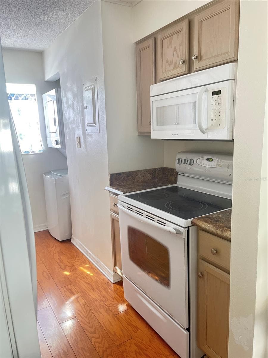 689 Lake Howard Dr NW #1E photo 5