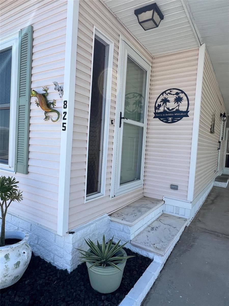 825 Coconut Palm St photo 3
