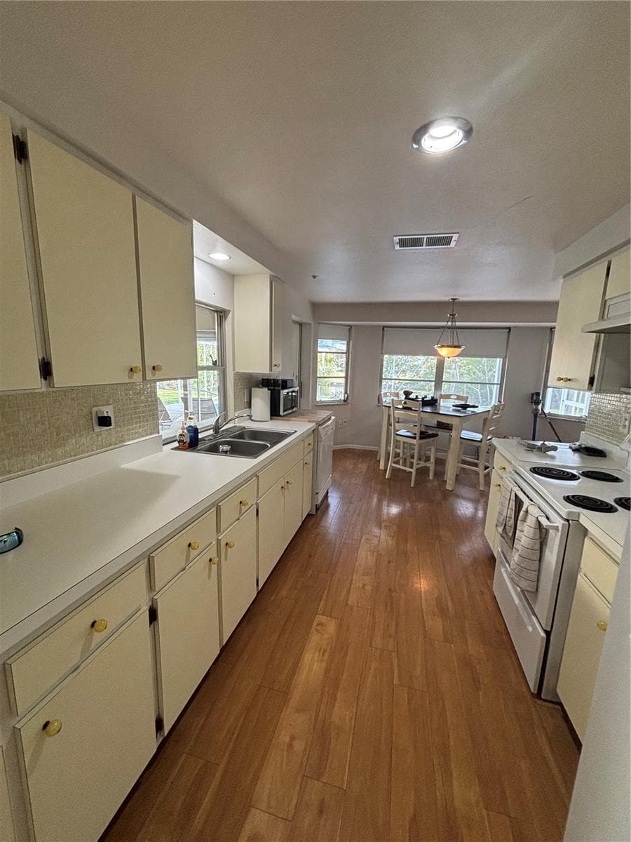 4411 Dolphin Ln photo 5