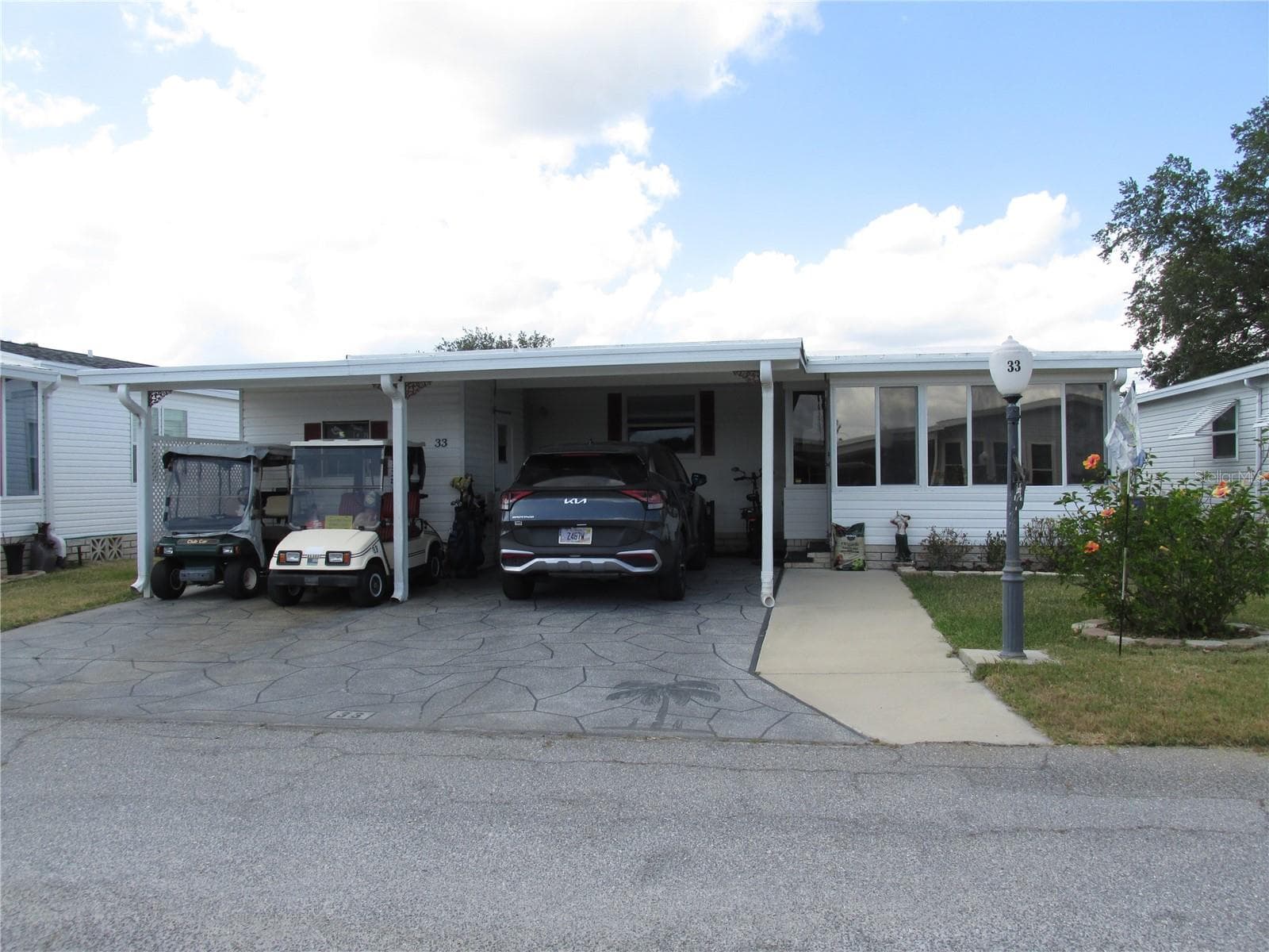 33 Edinburgh Dr photo 3