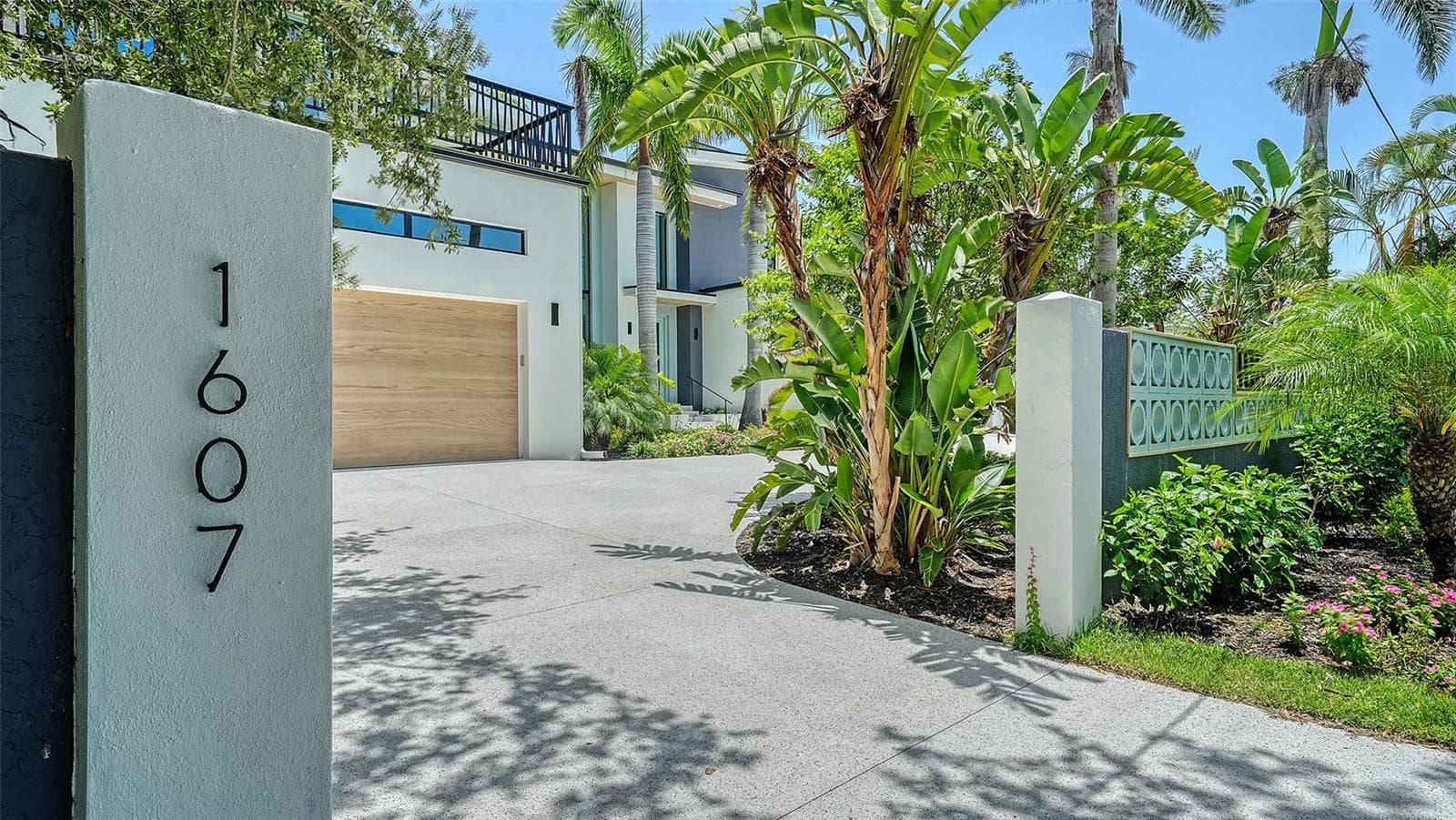 1607 Flower Dr photo 4