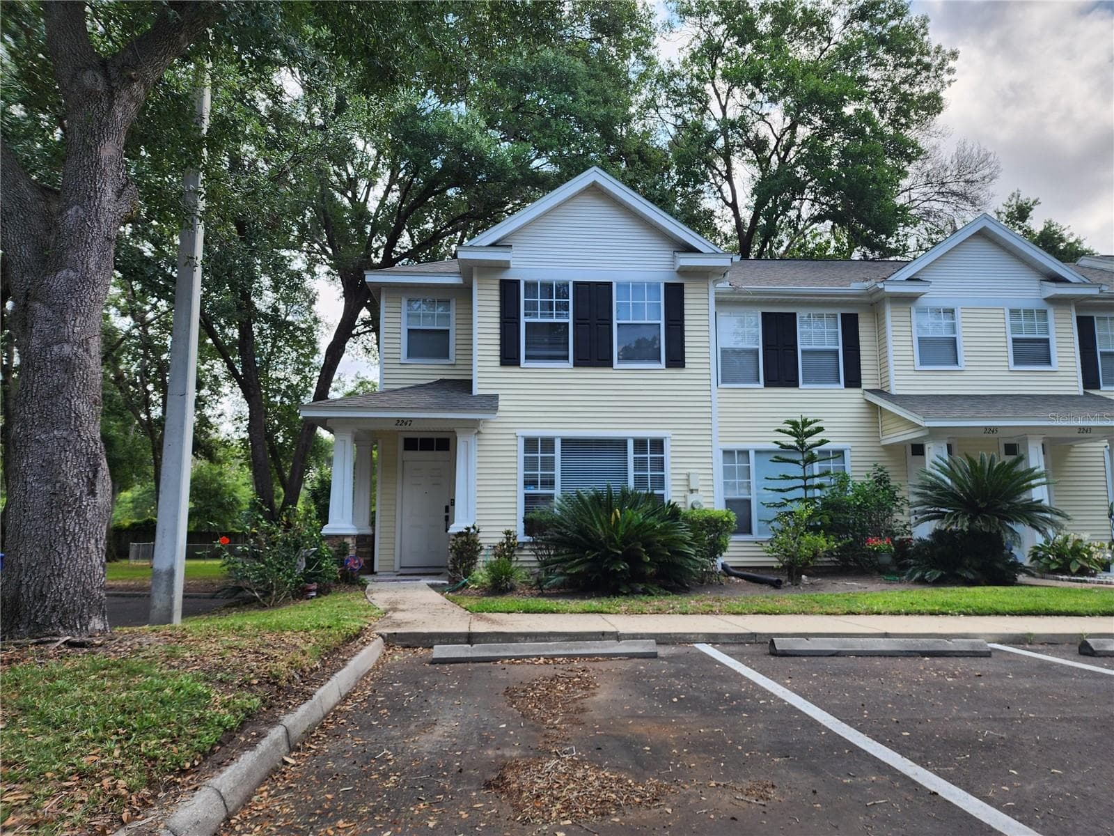 2247 Golden Oak Ln