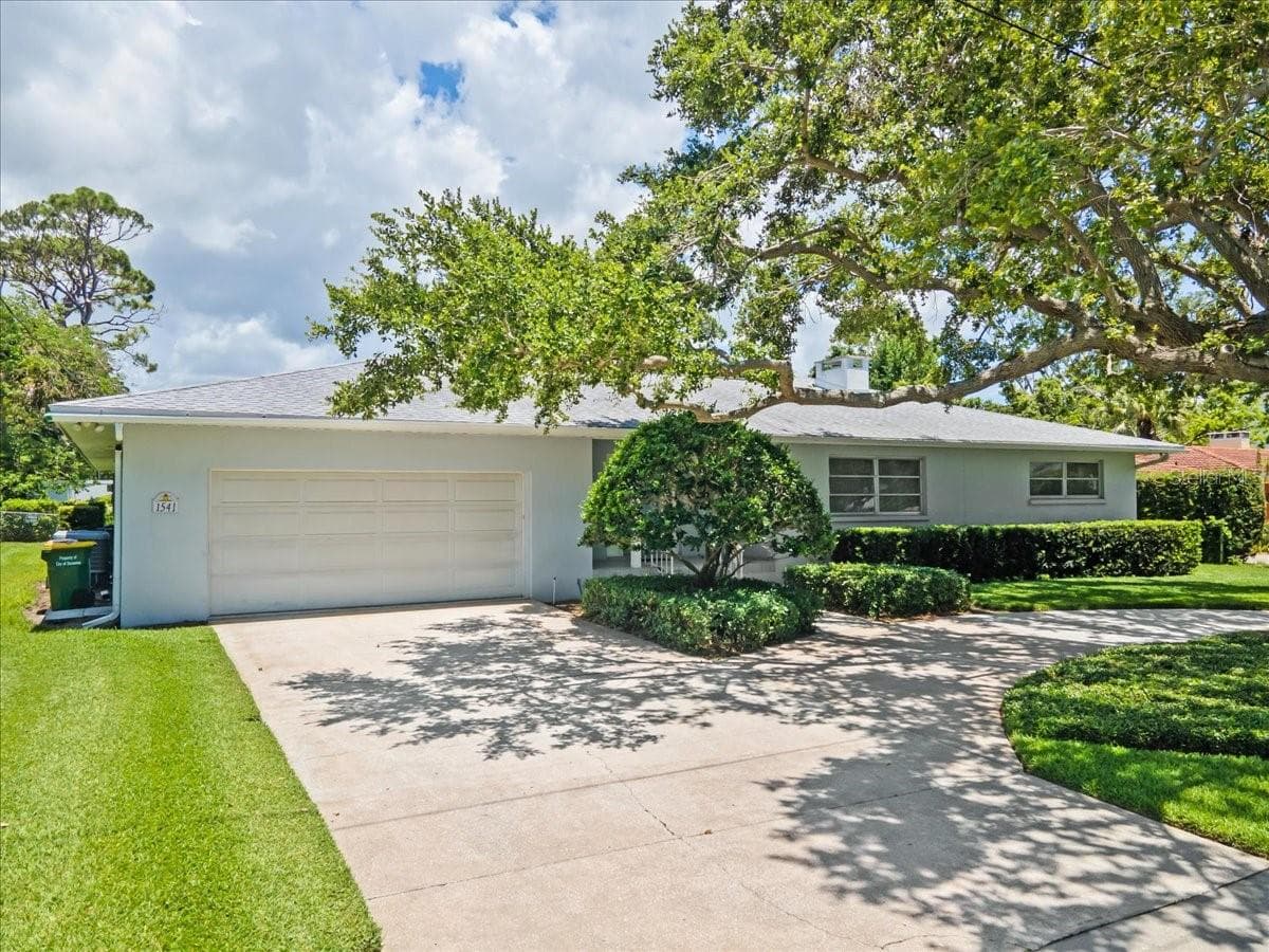 1541 Flower Dr photo 3