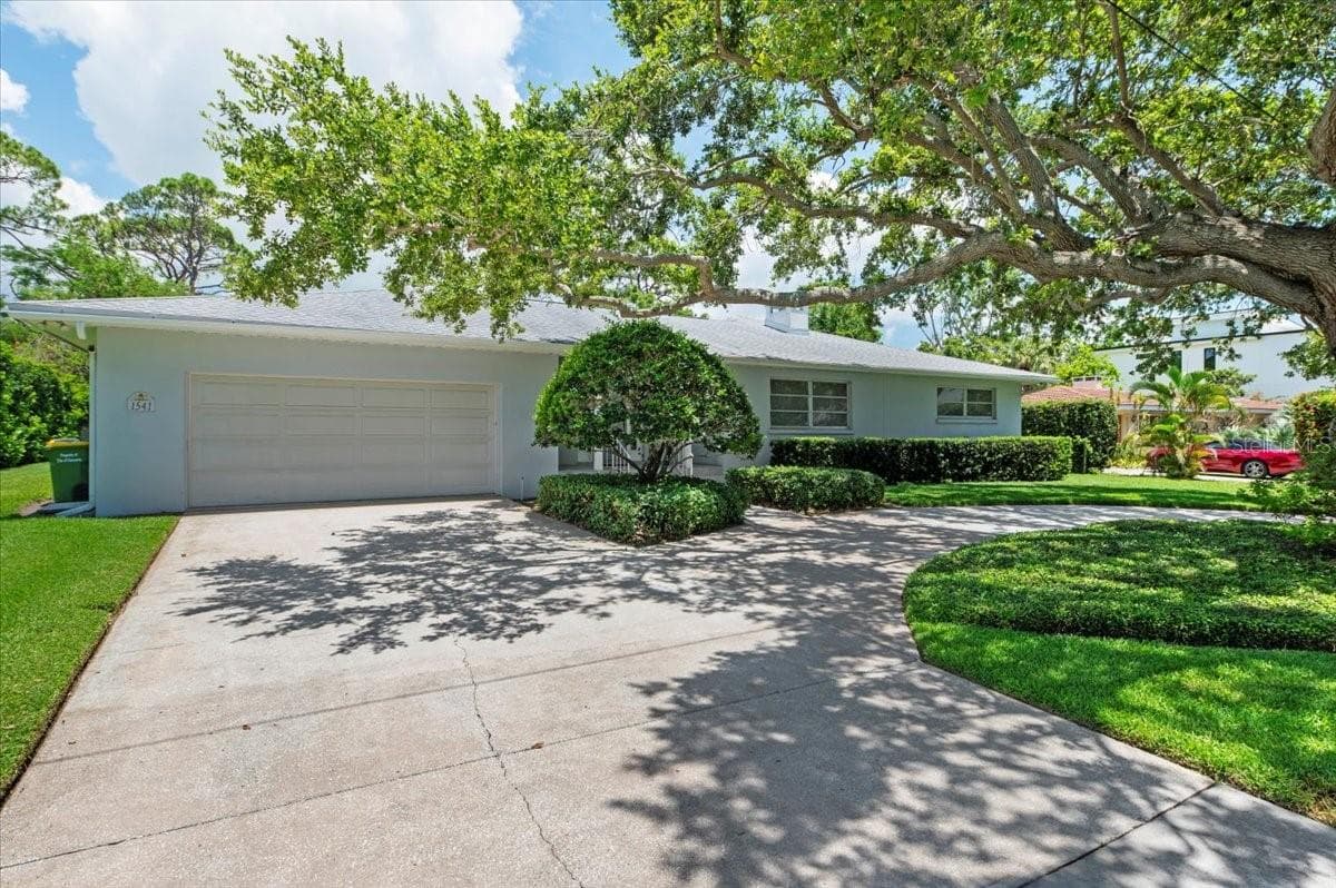 1541 Flower Dr photo 4