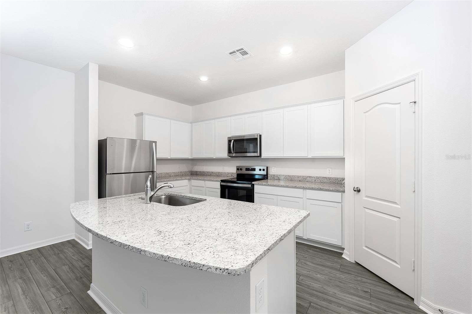 3719 Bergamot St photo 4