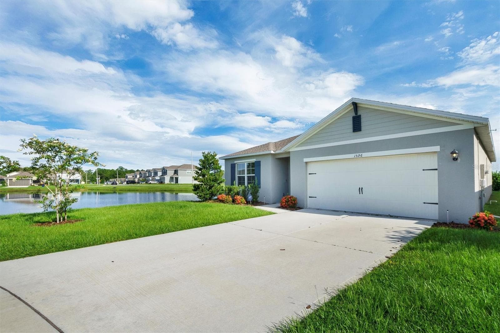 1596 Leamington Ln photo 4