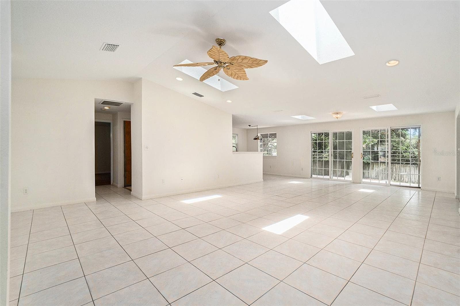 2057 Brent Pl photo 4