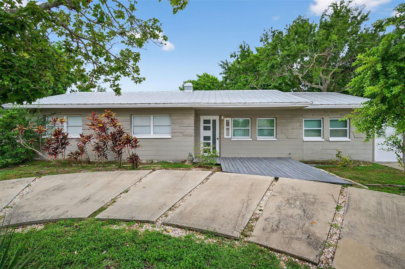 300 Davison Ave NE