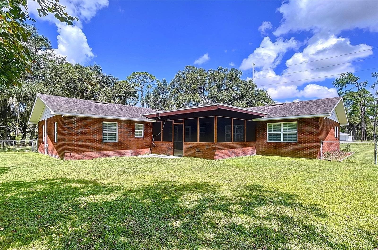 1405 Knights Griffin Rd photo 4