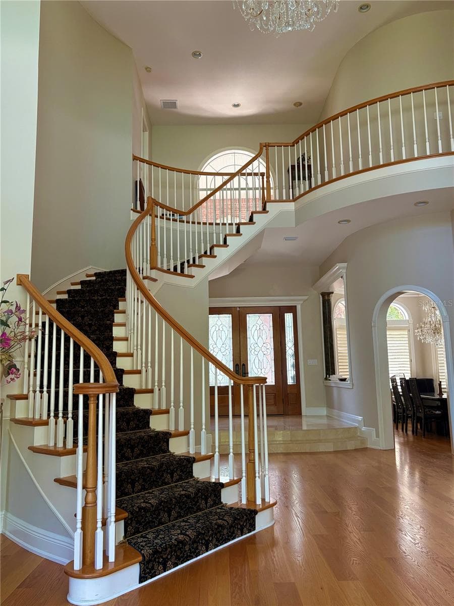 2817 Roehampton Close photo 3