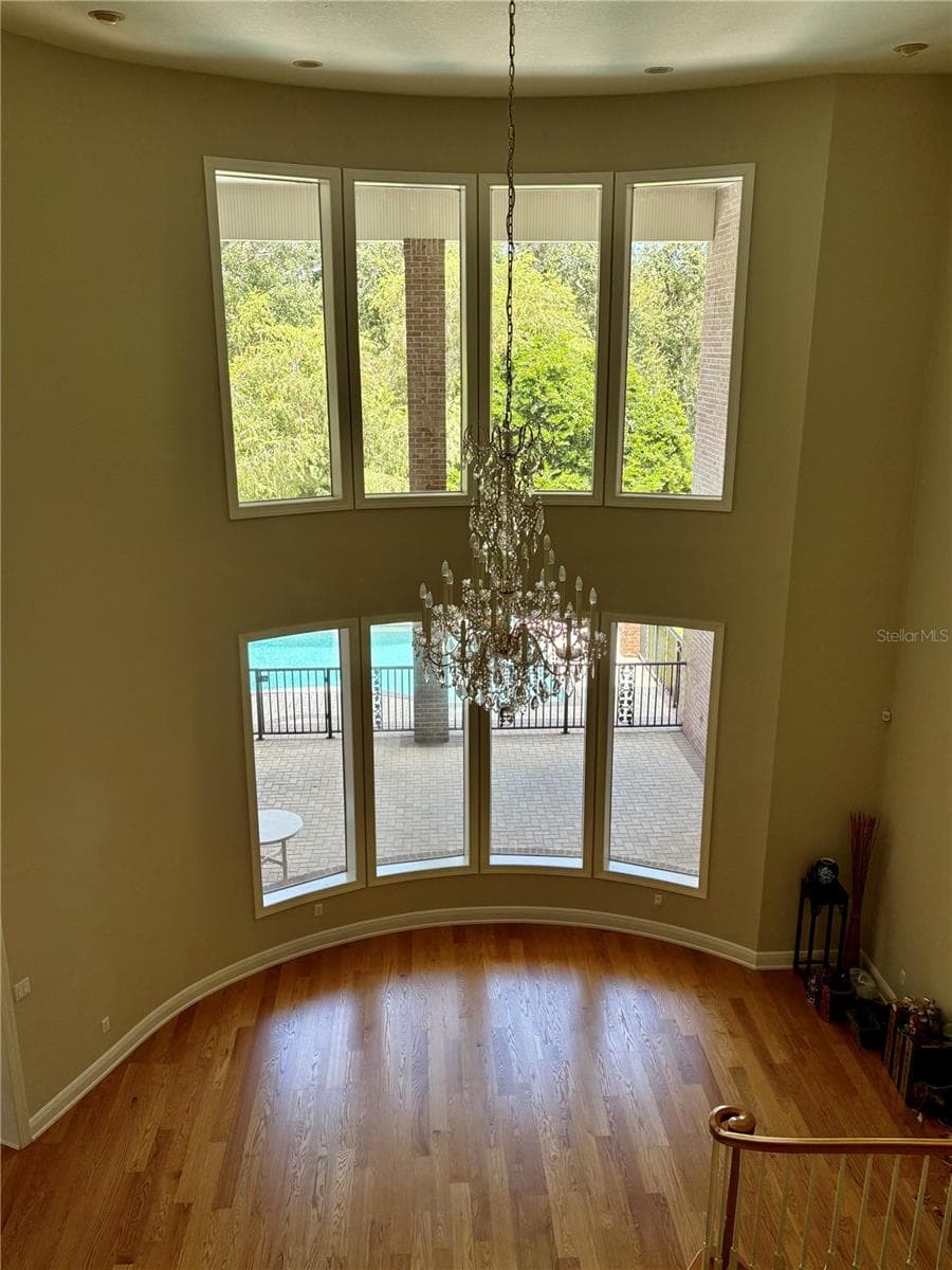 2817 Roehampton Close photo 4