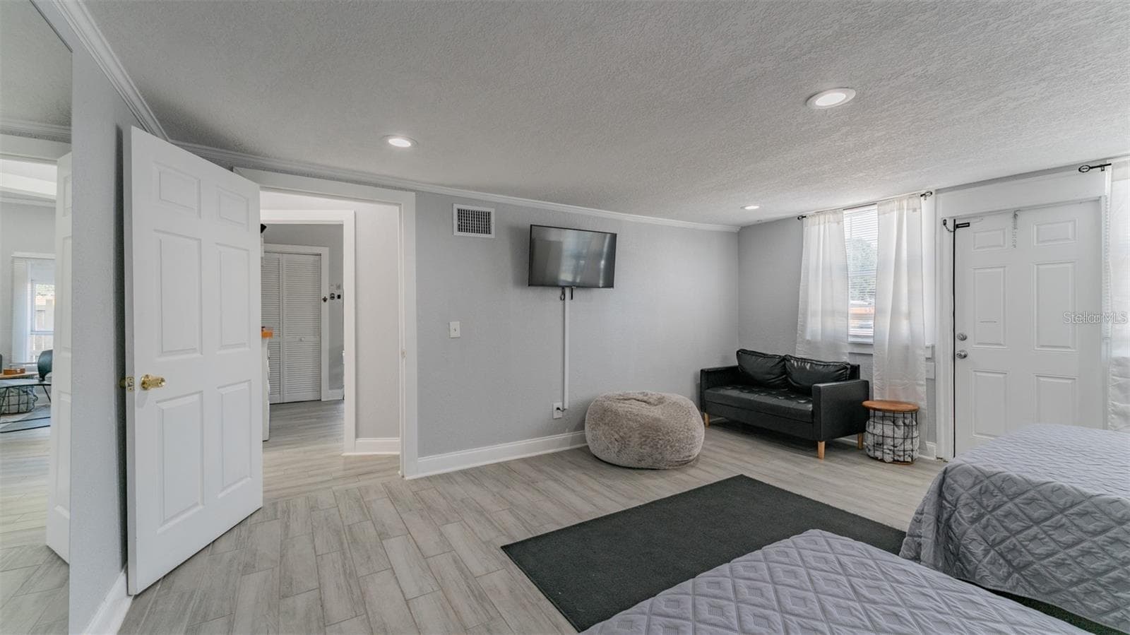 1668 28th Ave N photo 3