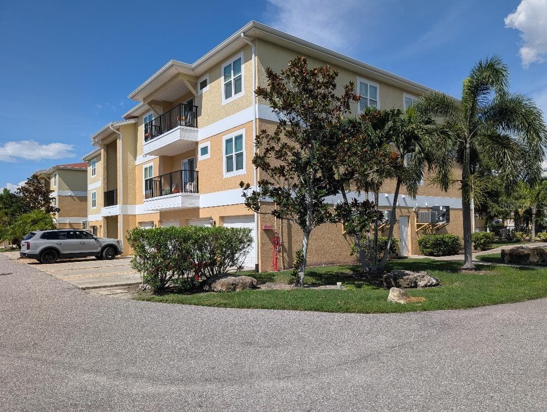 6394 Banyan Blvd #204