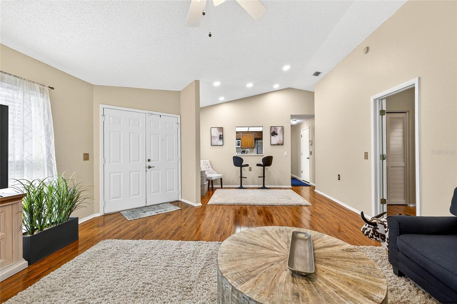 4658 Wallingford CT photo 3