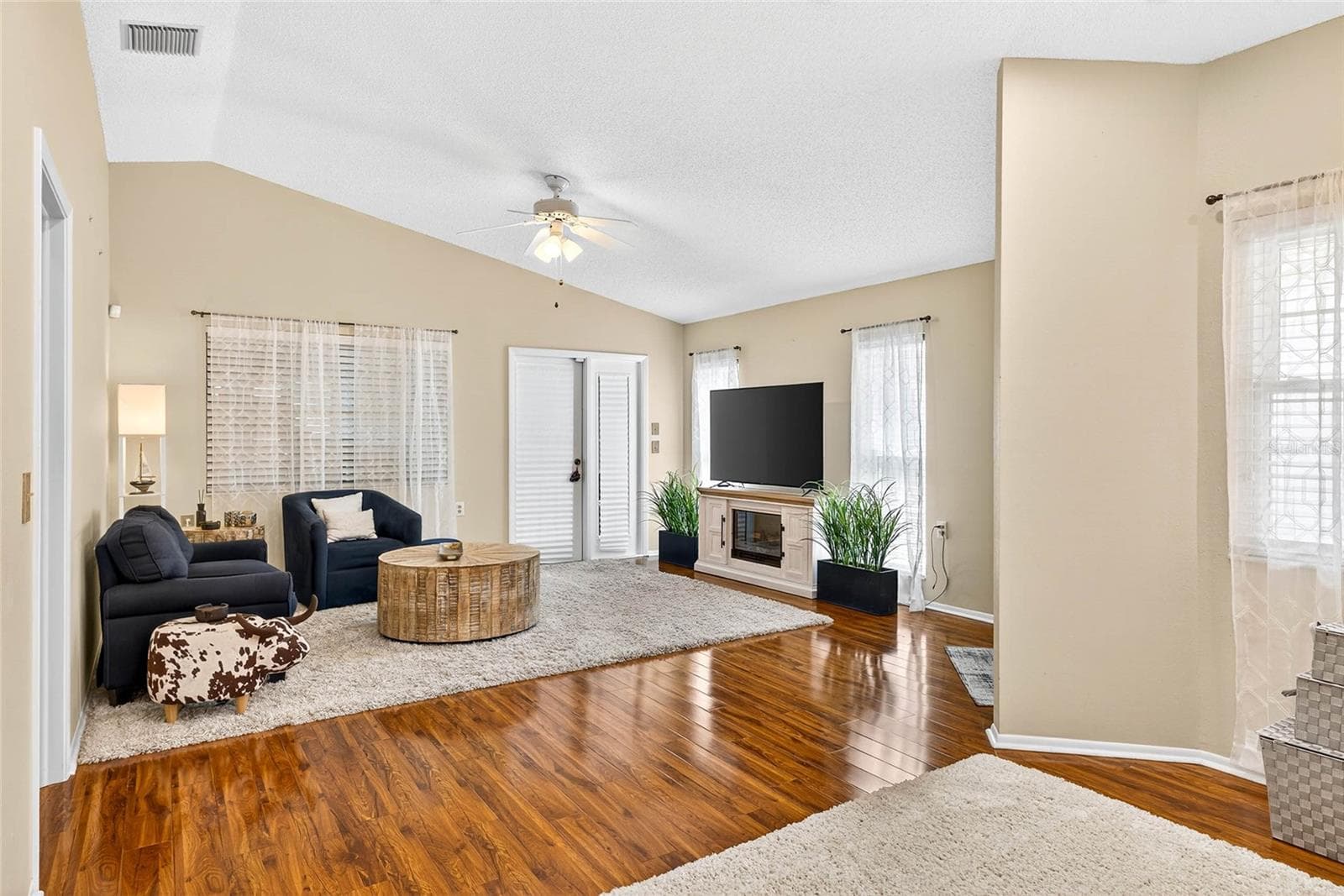 4658 Wallingford CT photo 5
