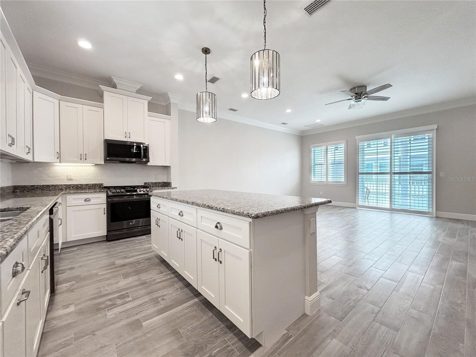 510 Douglas Pl photo 3