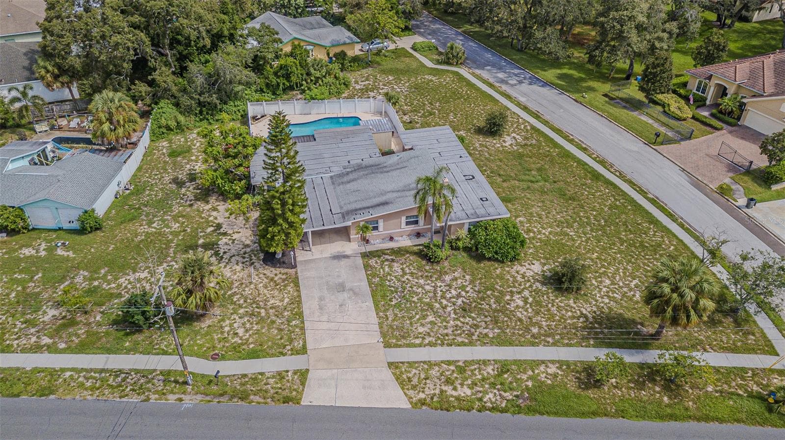 912 Riverside Dr
