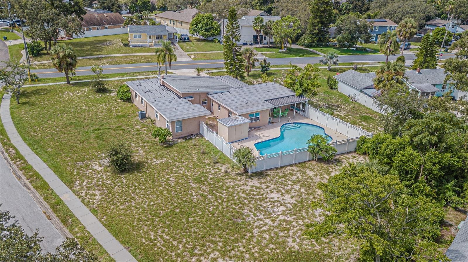912 Riverside Dr photo 3