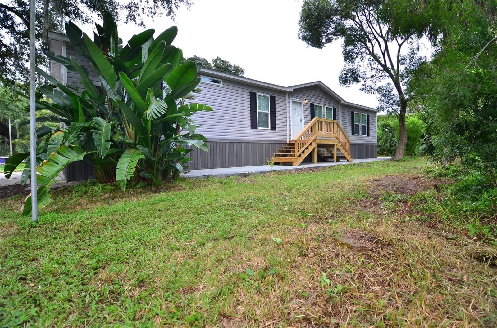 515 Twin Lakes Cir photo 2