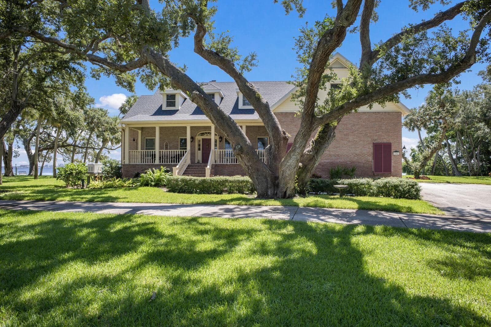 702 32nd Ave W