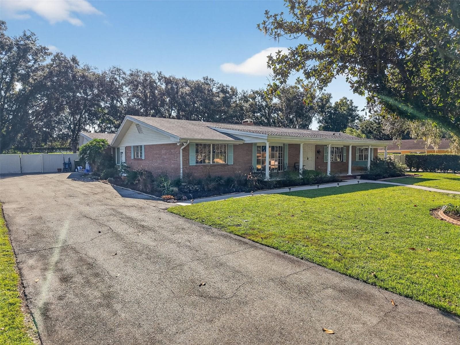 639 Howard Ave photo 3