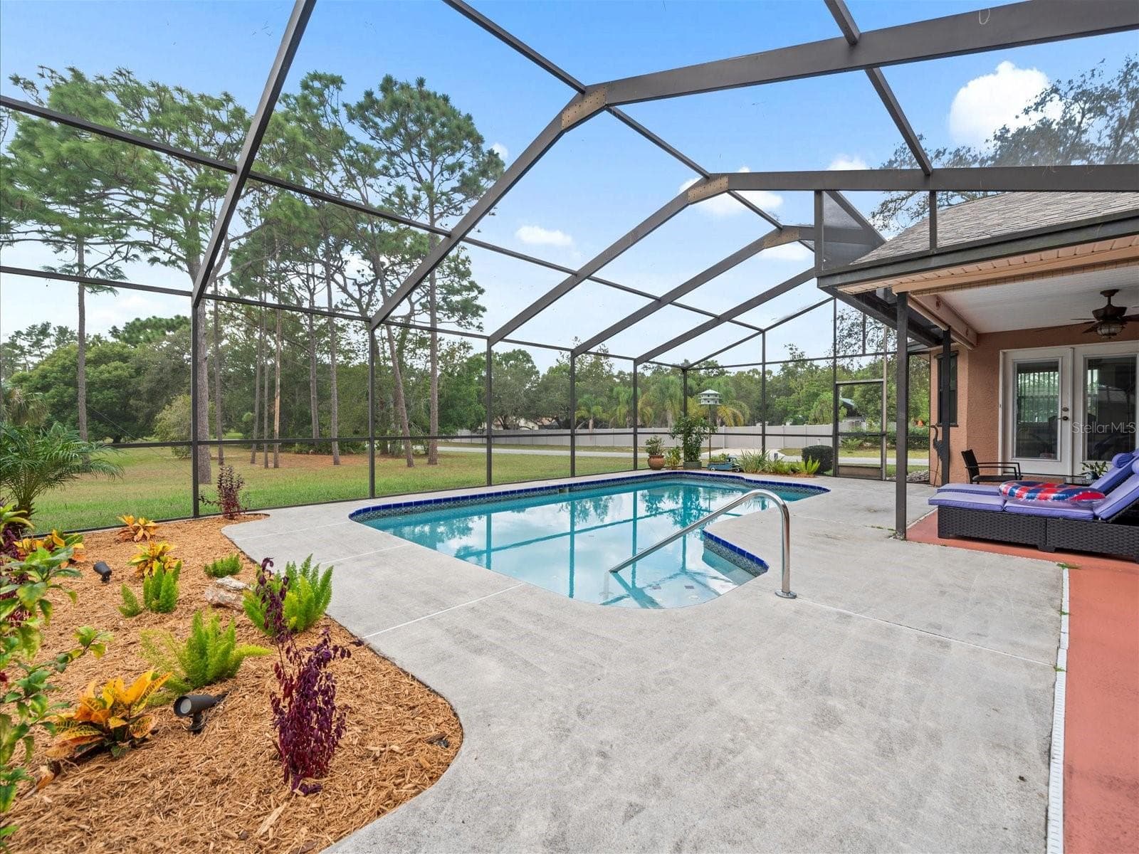 2097 Whitewood Ave photo 4