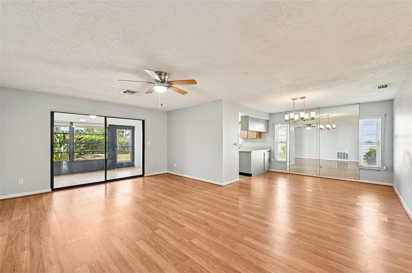 2421 Lancaster Dr photo 3