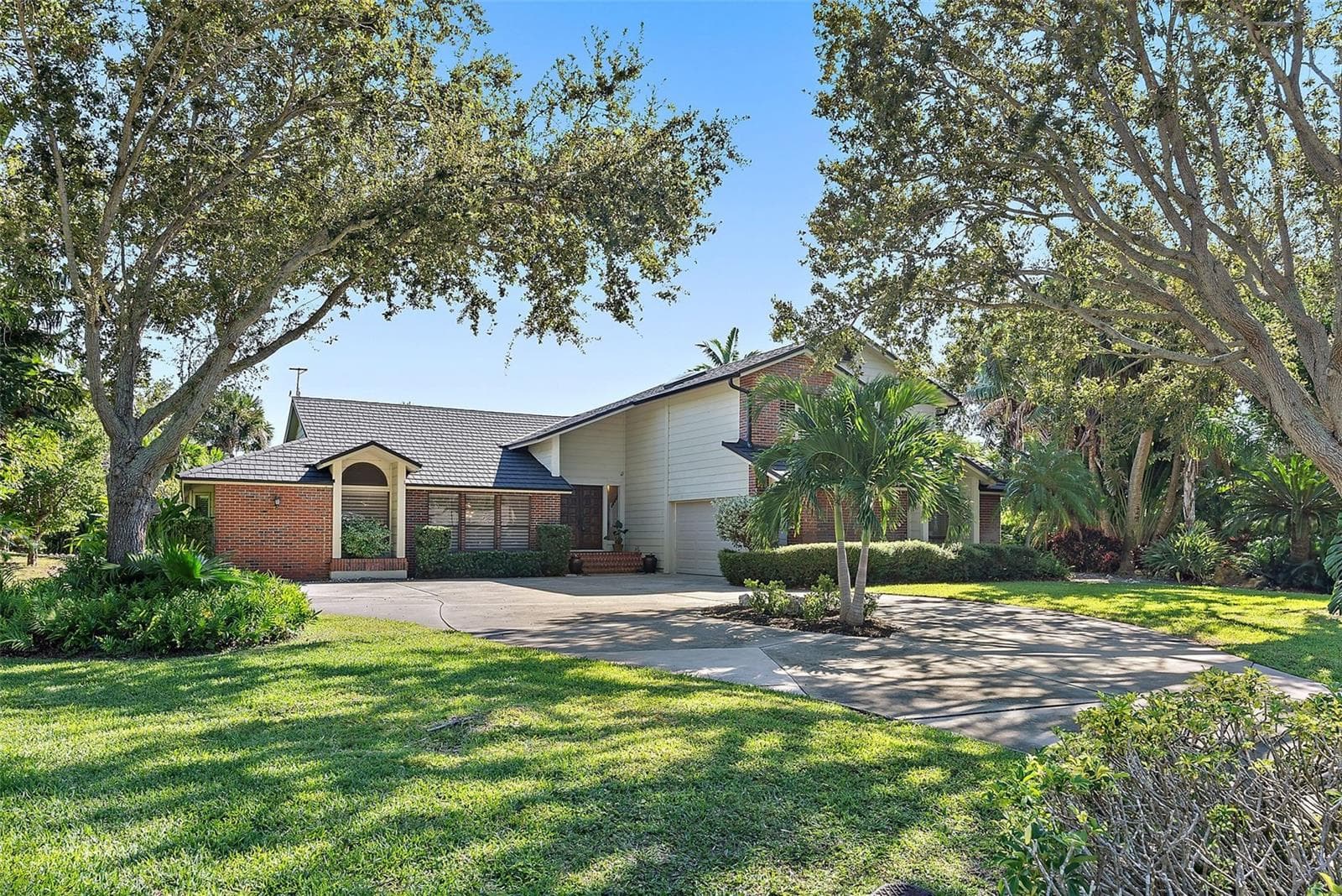 2371 Landings Cir photo 3