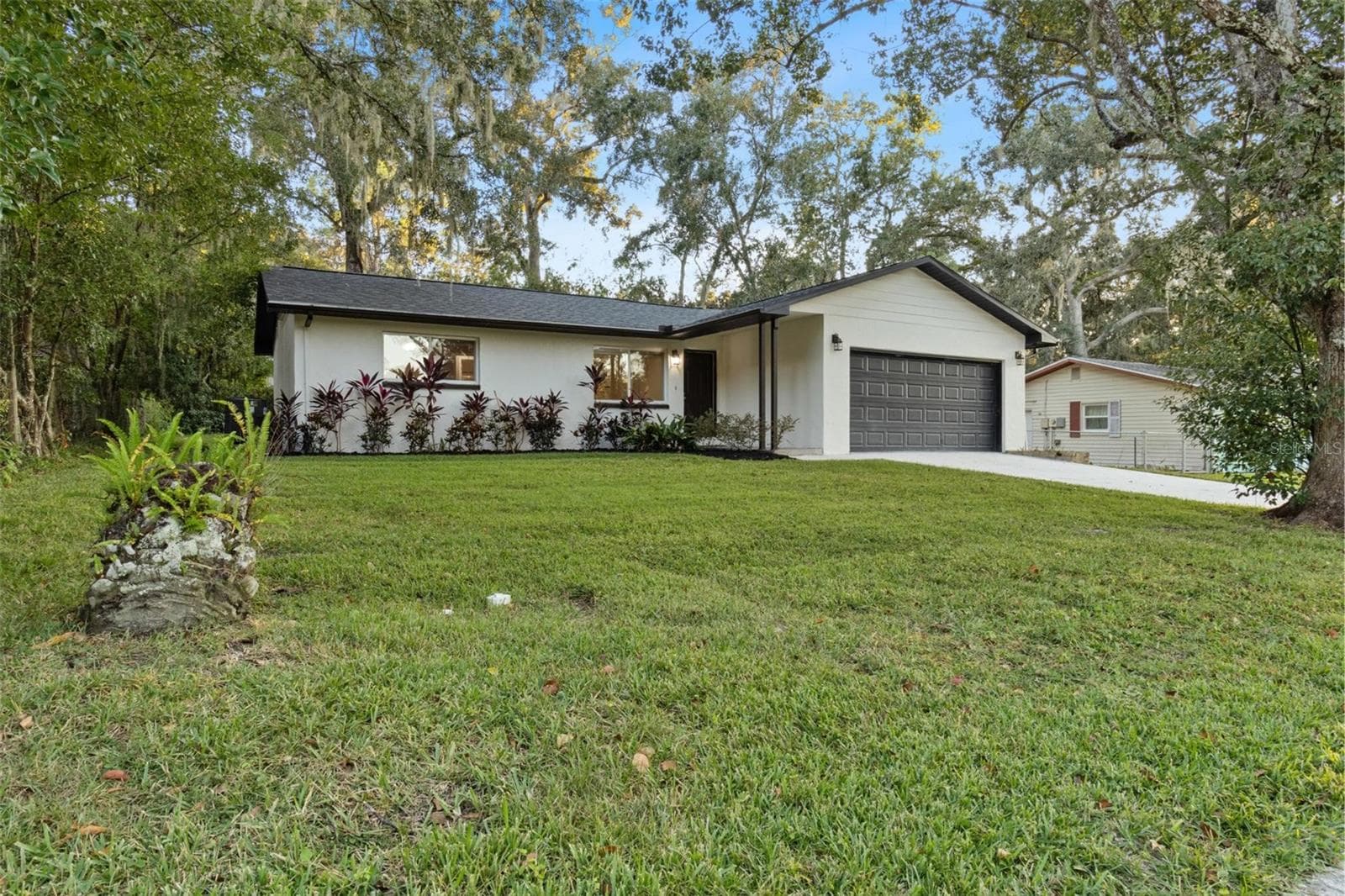 609 Holley St photo 3