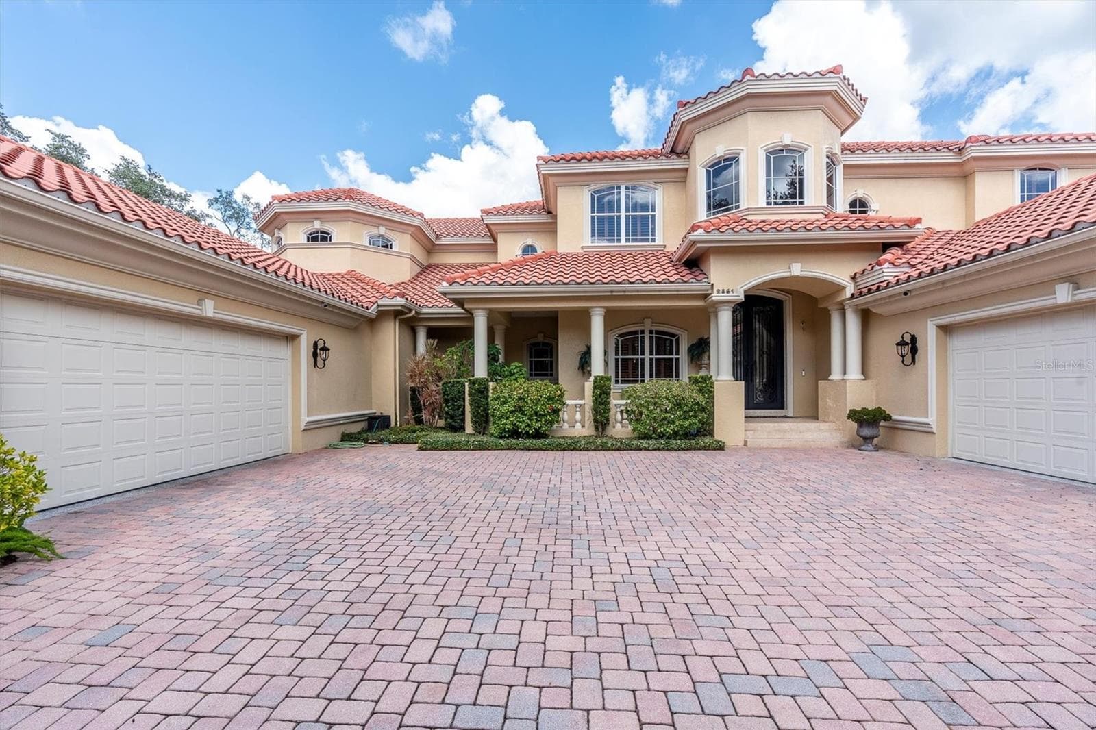 2861 Roehampton Close photo 3