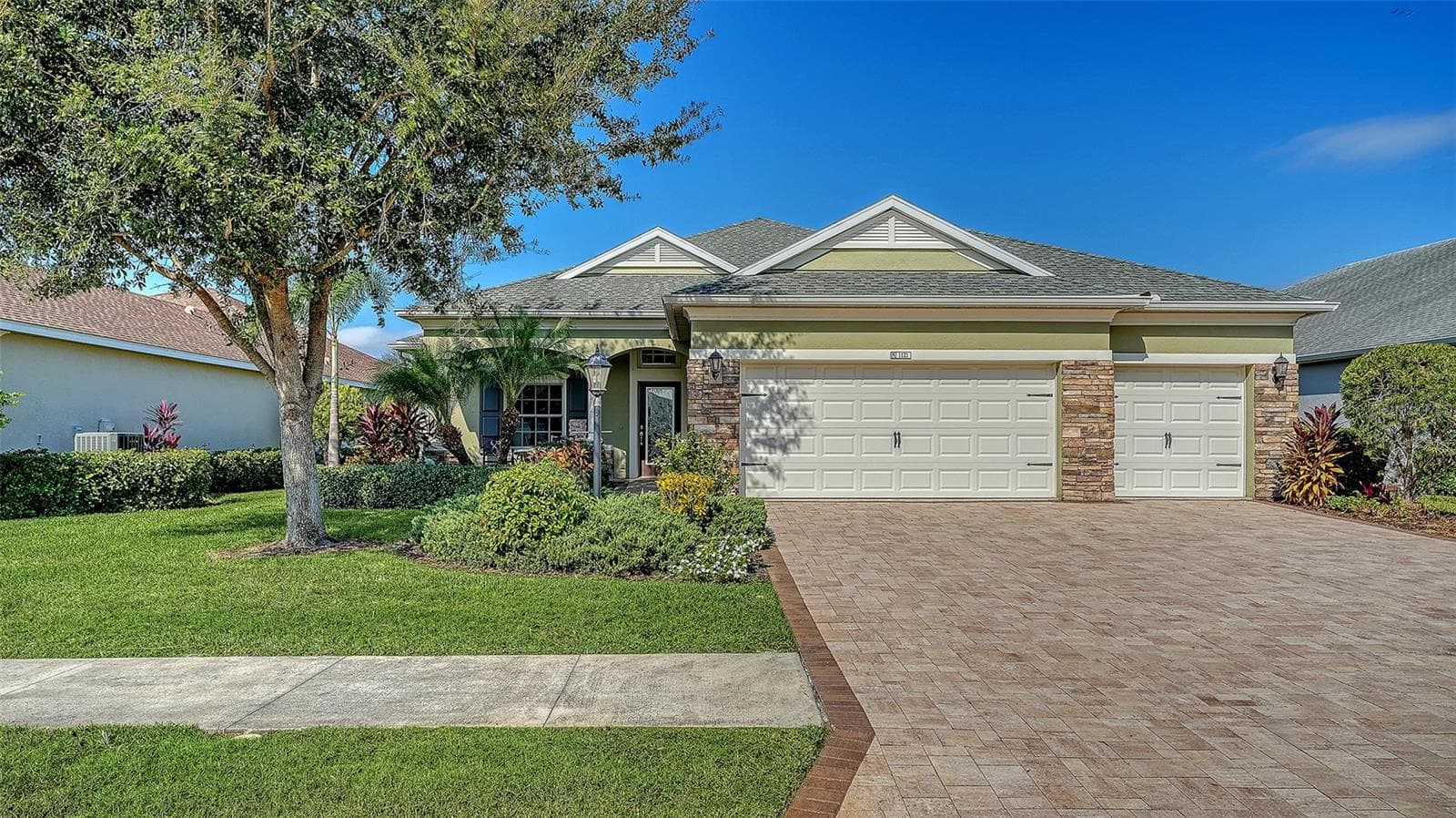 1121 Thornbury Dr photo 4