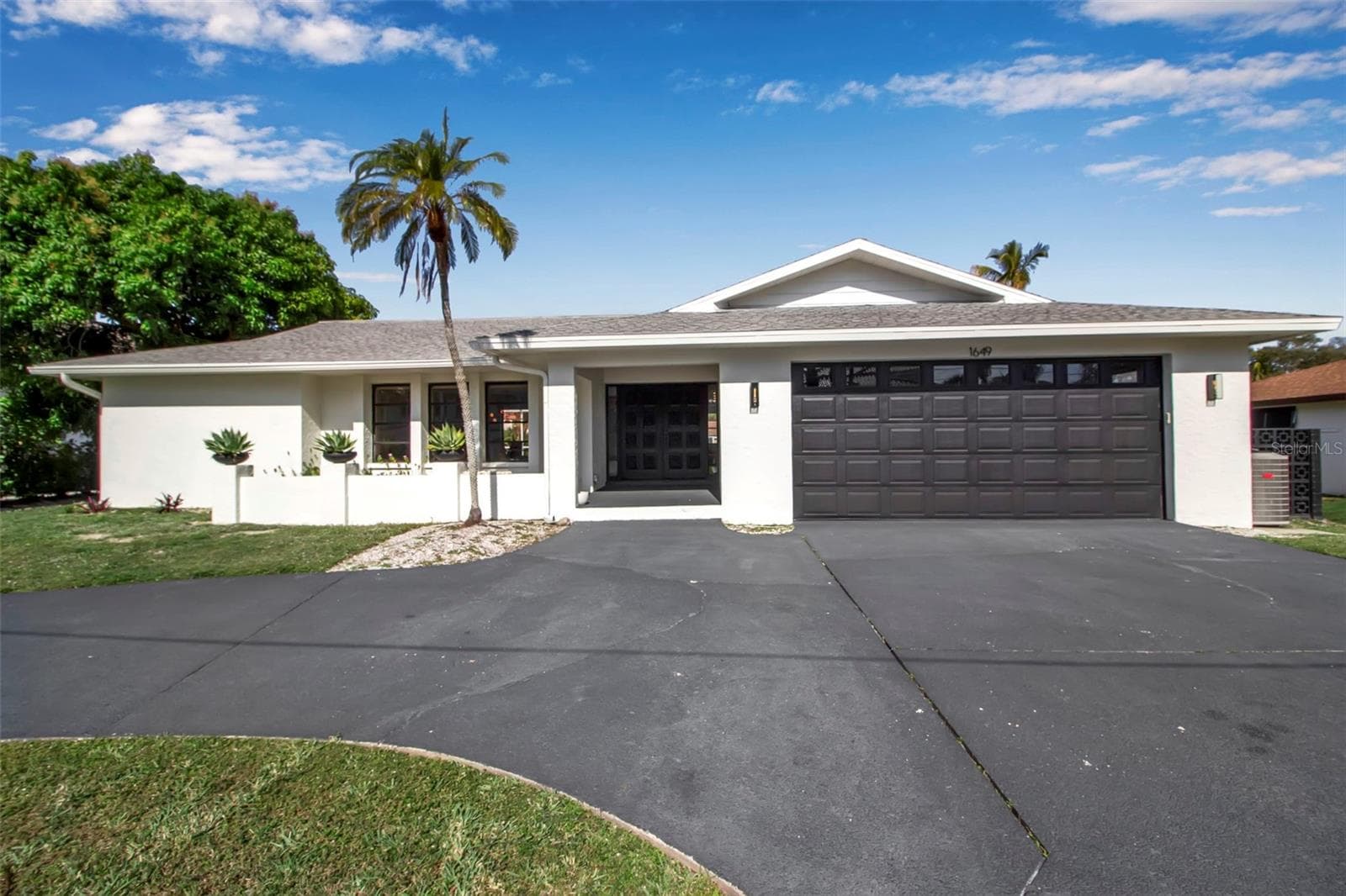 1649 Stanford Ln photo 3