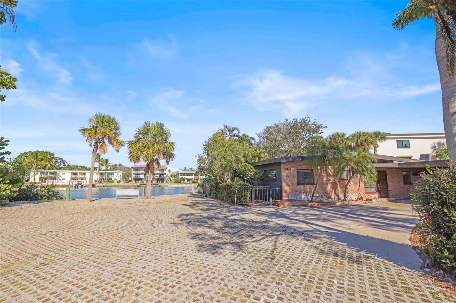 11921 Lagoon Ln photo 5