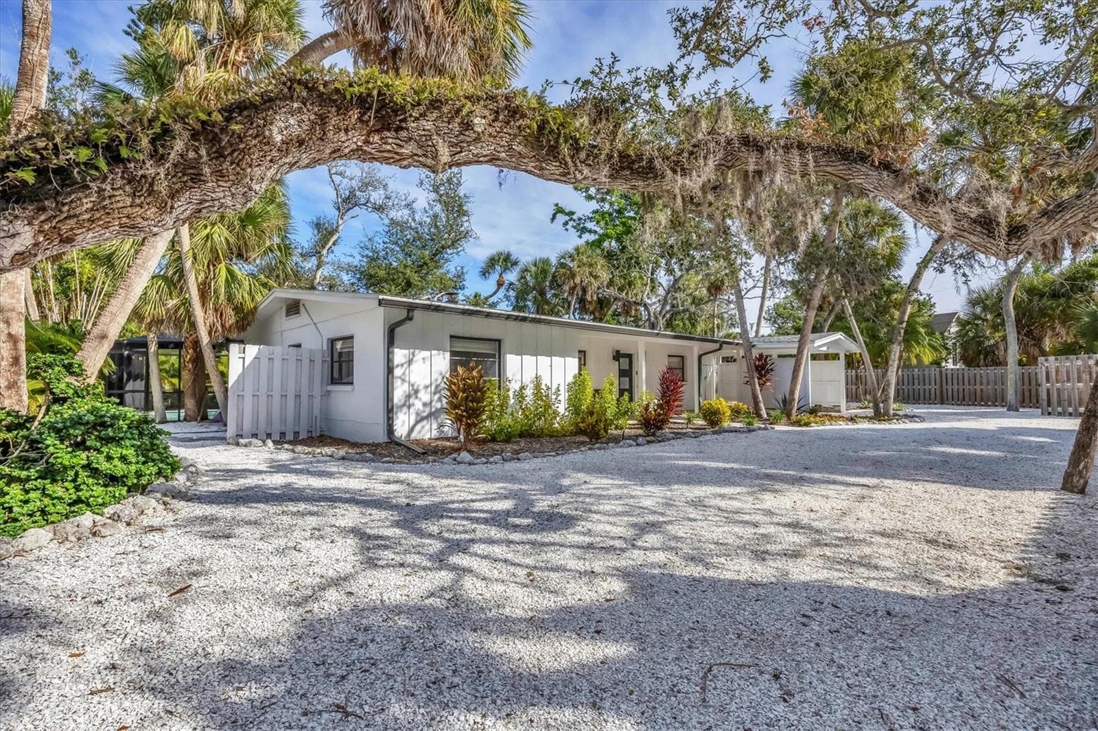 445 Reid St photo 3