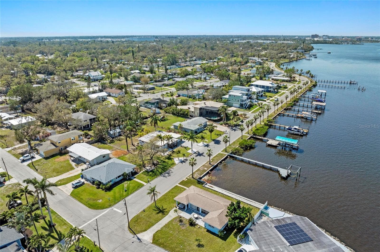 2014 Riverside Dr E photo 3