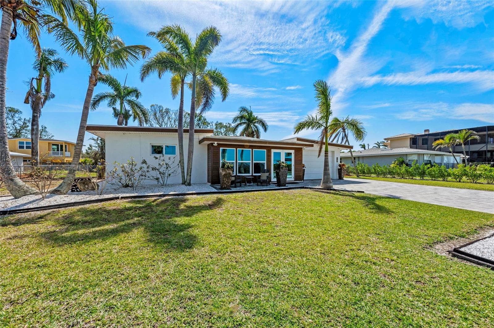 2014 Riverside Dr E photo 5