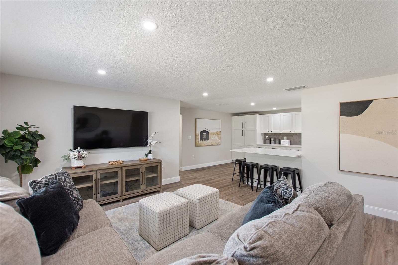 2054 Racimo Dr photo 5