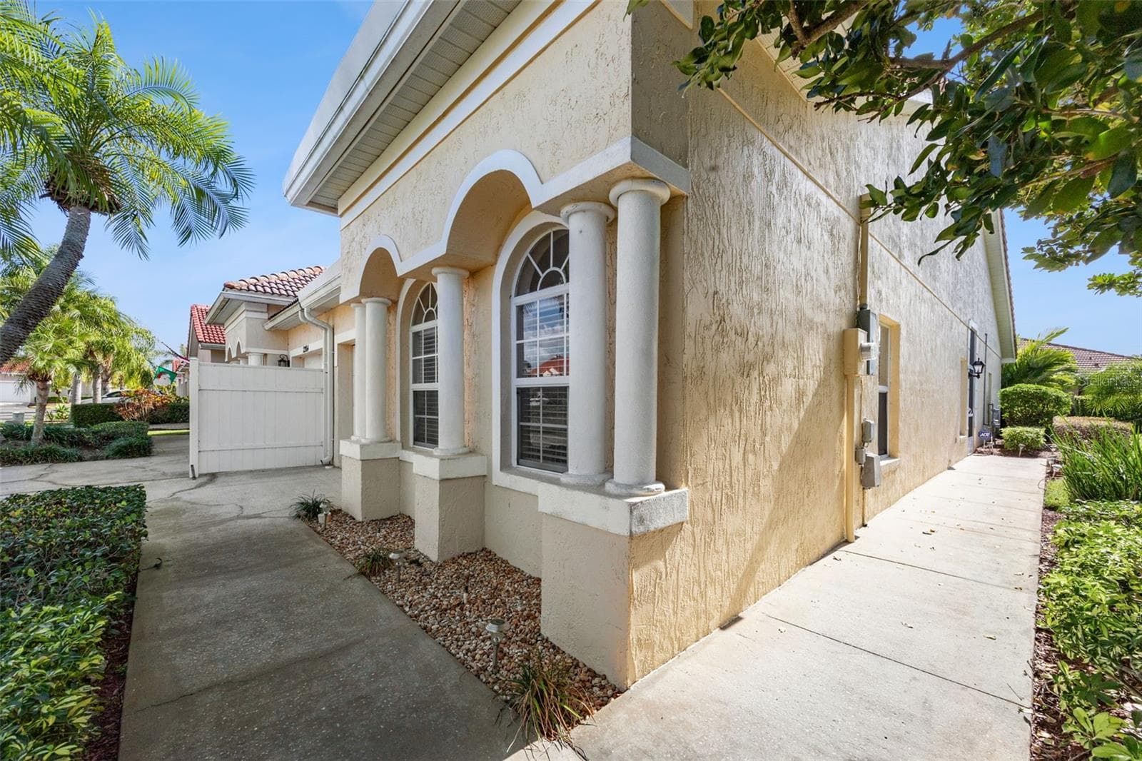 2202 Garden Lake Dr photo 3