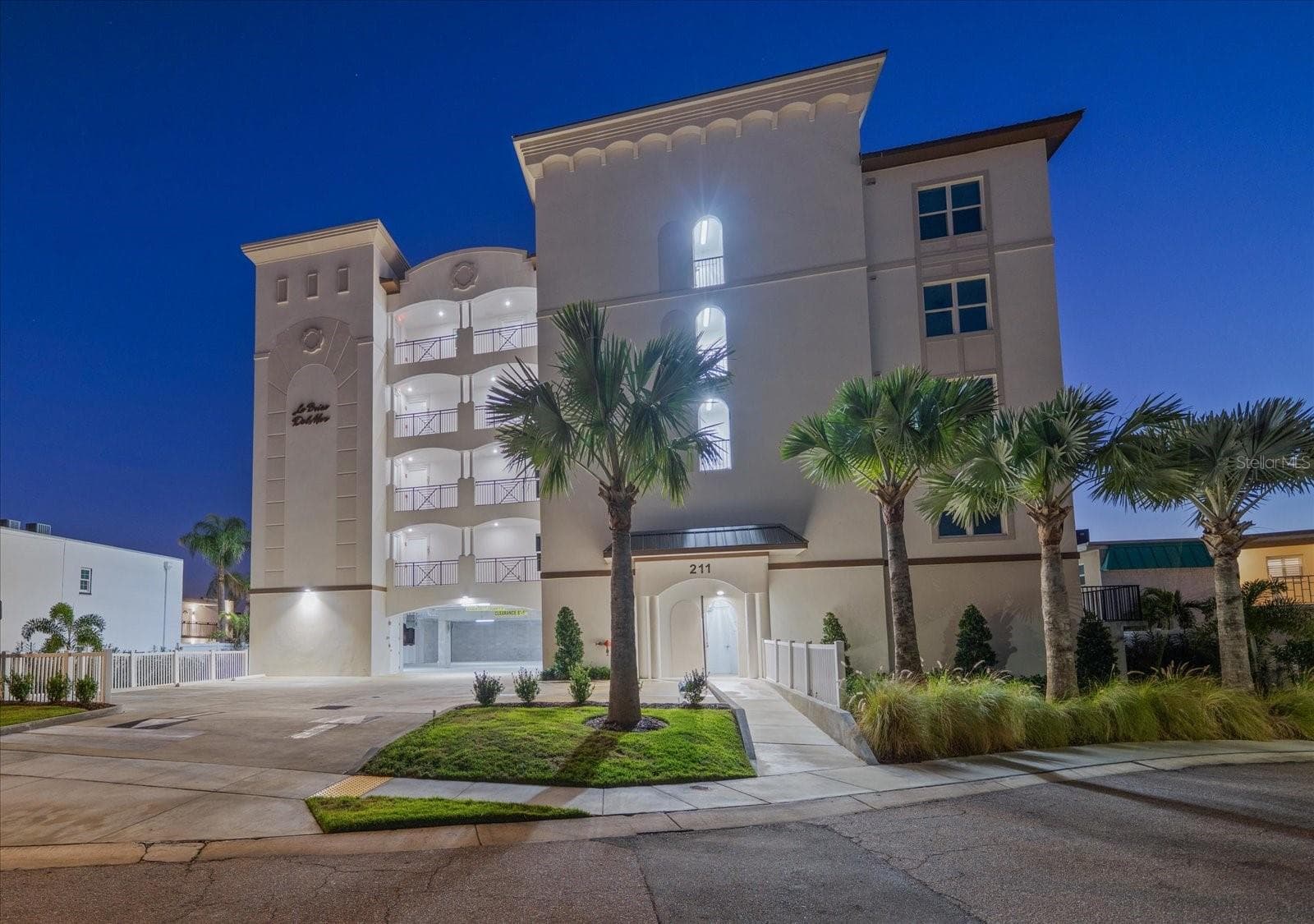 211 Dolphin Pt #202