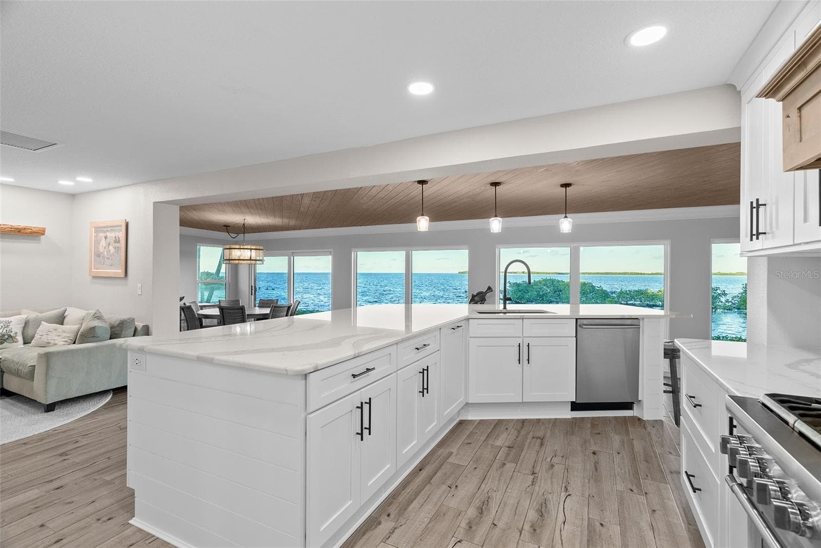 5791 Westshore Dr photo 5