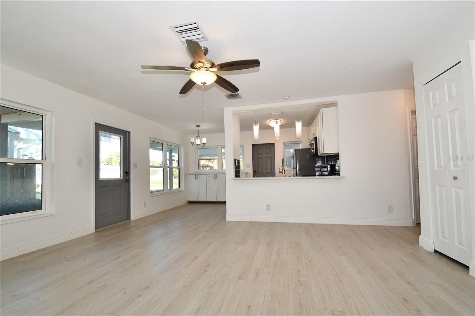 547 Trade Winds Dr photo 4