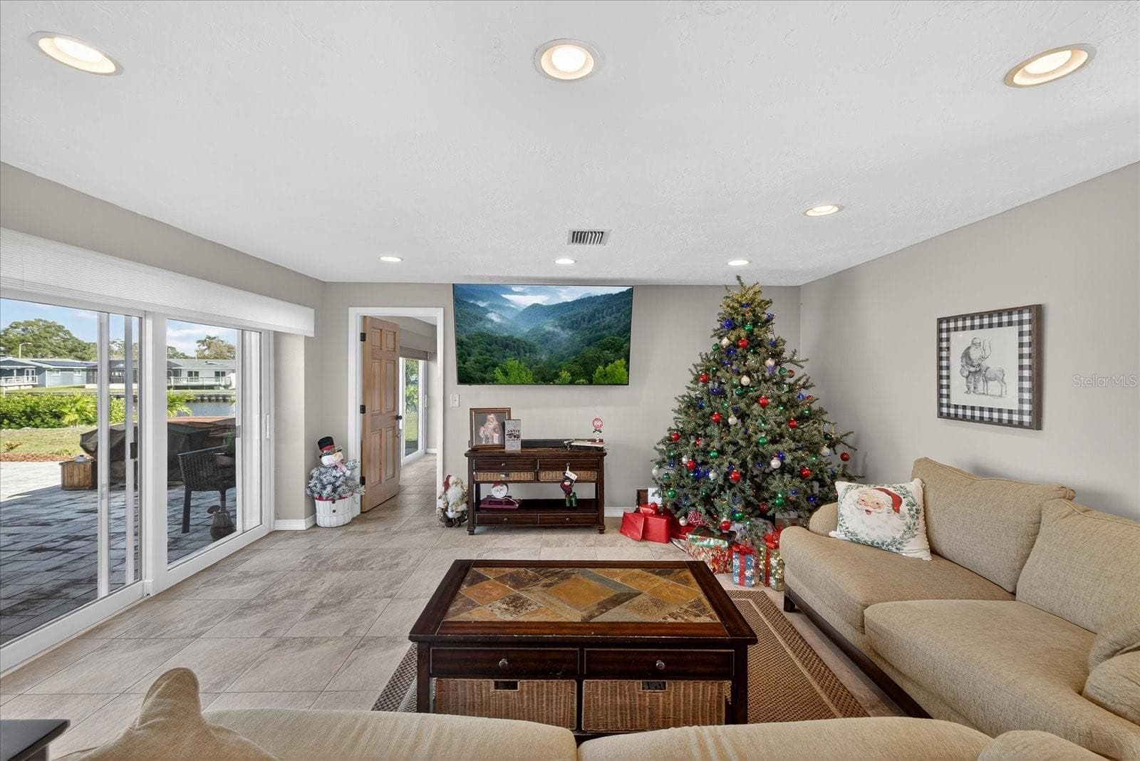 853 Seacrest Dr photo 3
