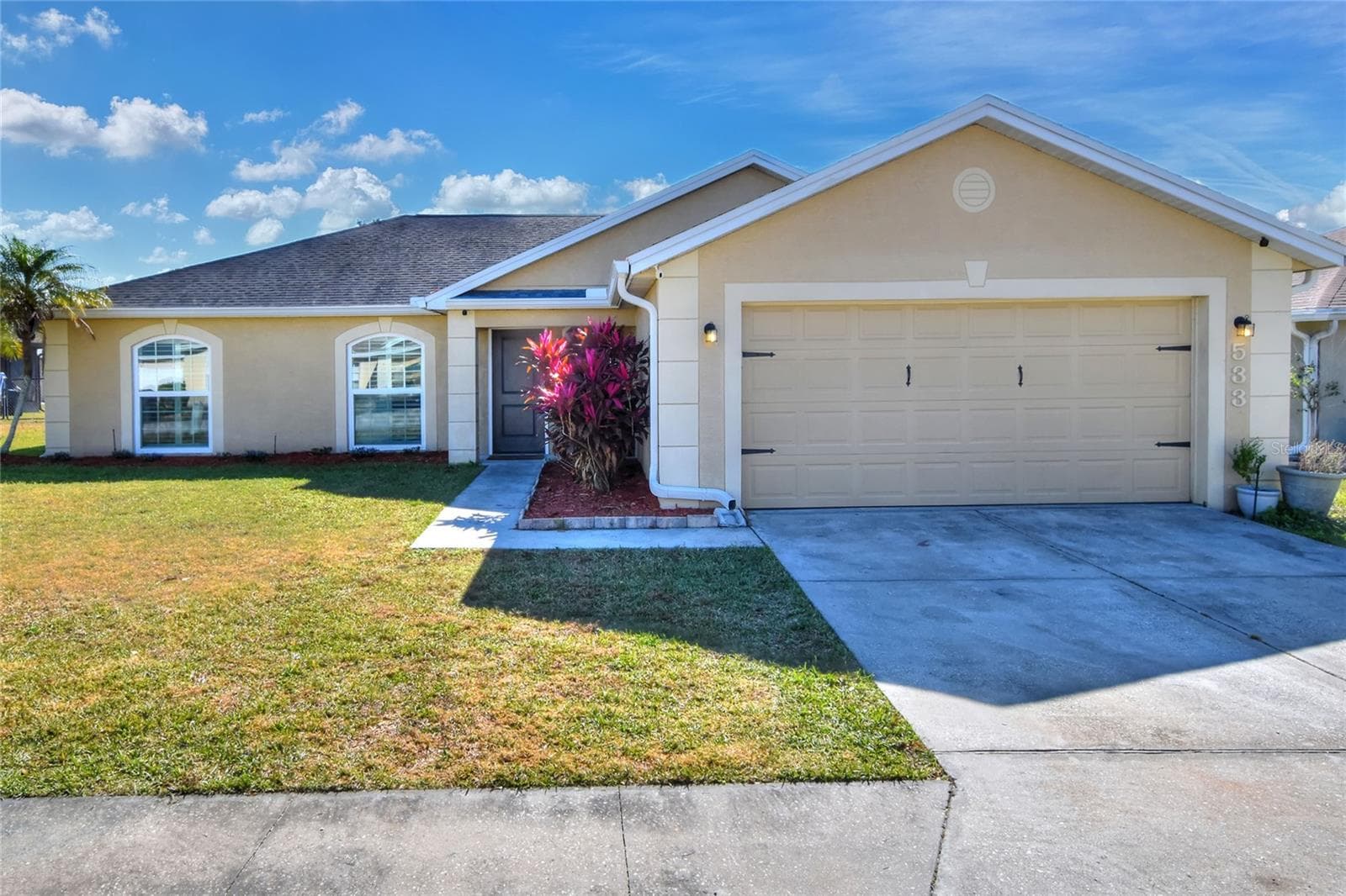533 Seven Oaks photo 4