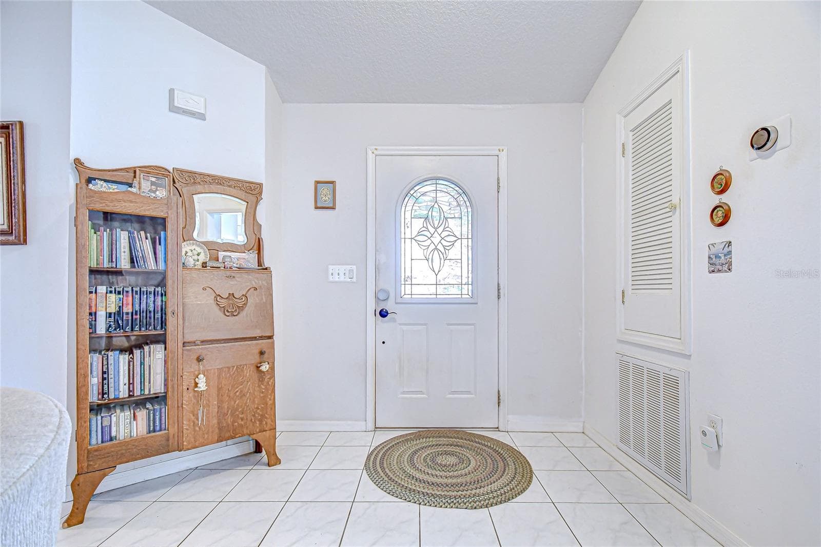 6911 Oakcrest Way photo 4