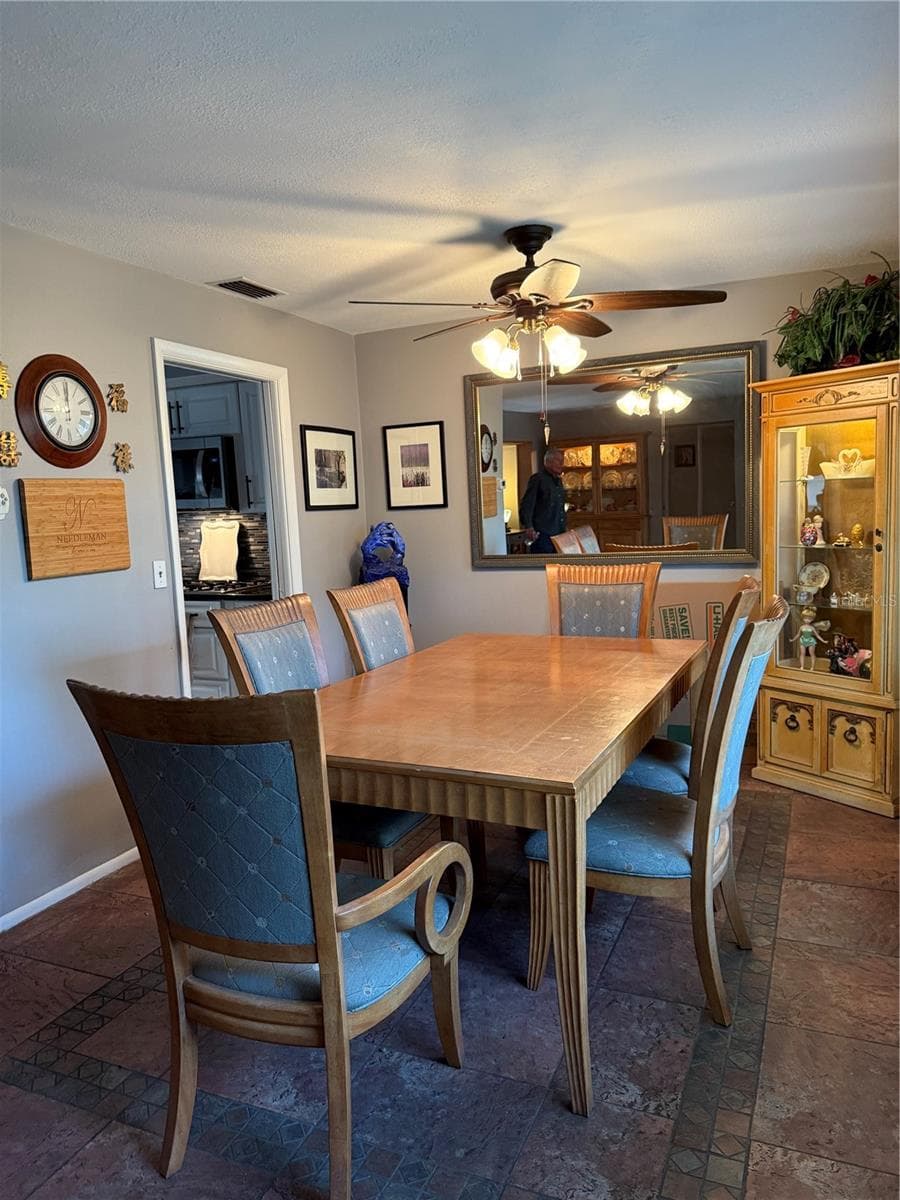 566 E Park Dr photo 3