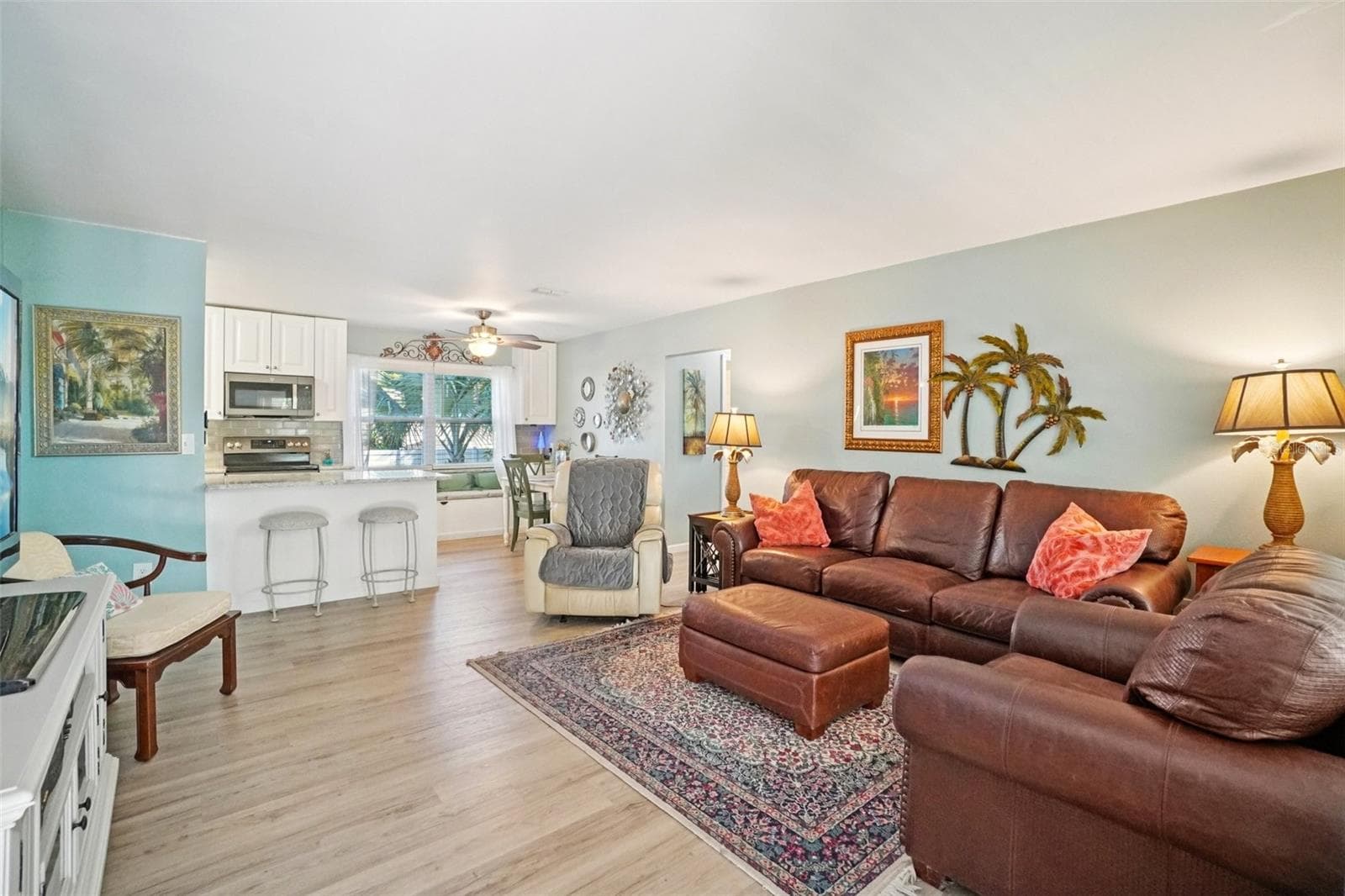 2137 Malcolm Dr photo 4